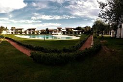 Vista della piscina dal giardino